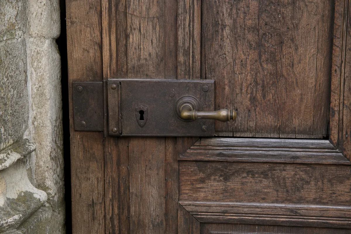 Porte en bois ancienne d’une maison du centre de Quimper avec serrure en applique