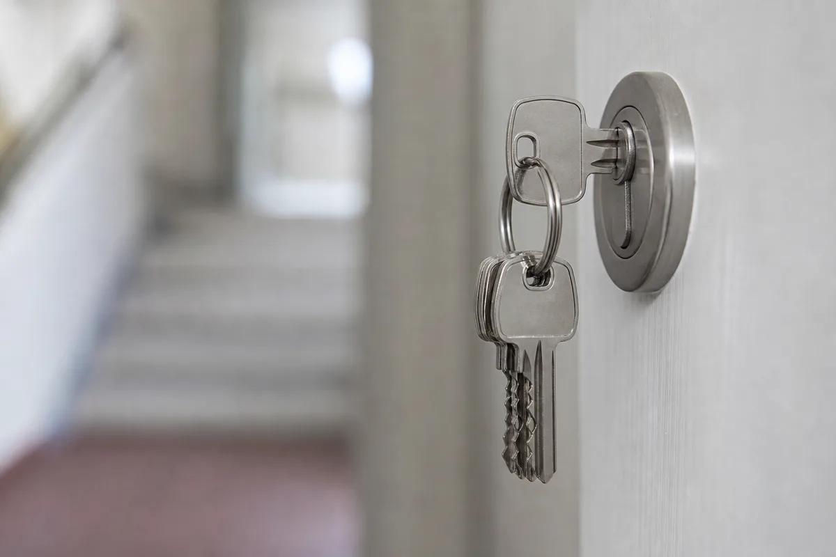 Détail d’une serrure de porte d’entrée avec trousseau de clés en gros plan